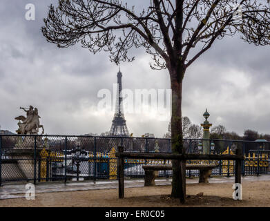 Paris, Place De La Concorde, Eiffelturm und Reiterstatue des Ruhmes Reiten Pegasus, Blick vom Jardin des Tuileries Stockfoto