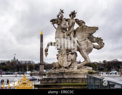 Paris, Tuileries Tore, Reiterstatue von Quecksilber Reiten Pegasus von Antoine Coysevox und Luxor Obelisk, Place De La Concorde Stockfoto