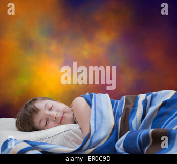 Schlafendes Mädchen auf abstrakten Hintergrund Traum Entspannung bunt Stockfoto