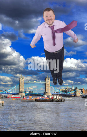 Geschäftsmann fliegt mit Tower Bridge Thames River London City, UK im Hintergrund Stockfoto