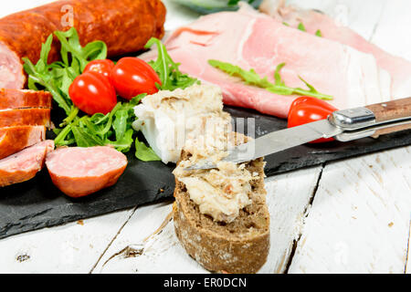 Aufschnitt Teller mit Salat und Tomaten Stockfoto