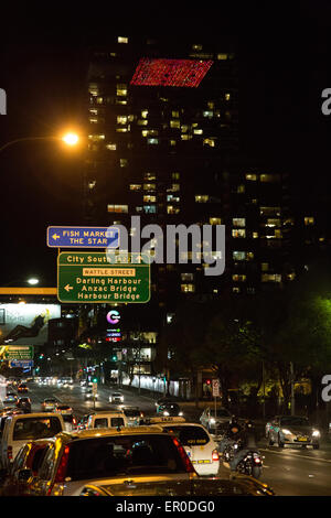 Sydney, Australien. 23. Mai 2015. Abgebildet ist der Heliostat im One Central Park gesehen vom Broadway beleuchtet. Für die erste Zeit Stadtpark in Chippendale ist Sydney eines der lebendigen Festival Gelände. Am Freitag und Samstag gibt es eine "silent Disco". Bildnachweis: Richard Milnes/Alamy Live-Nachrichten Stockfoto