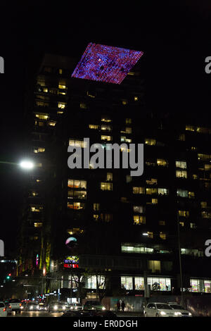 Sydney, Australien. 23. Mai 2015. Abgebildet ist der Heliostat im One Central Park gesehen vom Broadway beleuchtet. Für die erste Zeit Stadtpark in Chippendale ist Sydney eines der lebendigen Festival Gelände. Am Freitag und Samstag gibt es eine "silent Disco". Bildnachweis: Richard Milnes/Alamy Live-Nachrichten Stockfoto