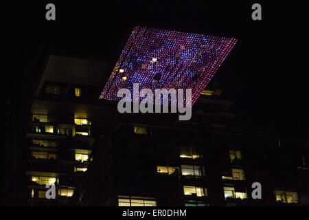 Sydney, Australien. 23. Mai 2015. Abgebildet ist der Heliostat im One Central Park gesehen vom Broadway beleuchtet. Für die erste Zeit Stadtpark in Chippendale ist Sydney eines der lebendigen Festival Gelände. Am Freitag und Samstag gibt es eine "silent Disco". Bildnachweis: Richard Milnes/Alamy Live-Nachrichten Stockfoto