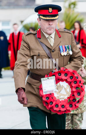 Carrickfergus, Nordirland. 23. Mai 2015. Die Oberst in Chief des schottischen und irischen Yeomanry Norden legt einen Mohn Kranz Credit: Stephen Barnes/Alamy Live News Stockfoto