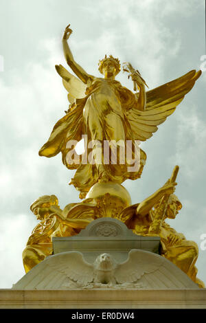 Golden-Funktion oben auf dem Denkmal für Königin Victoria vor Buckinghampalast, London SW1 Stockfoto