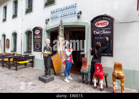 Frau schreibt auf Kreidetafel Menü, Restaurant Don Julius in der historischen Altstadt Straße Cesky Krumlov Tschechische Republik Stockfoto