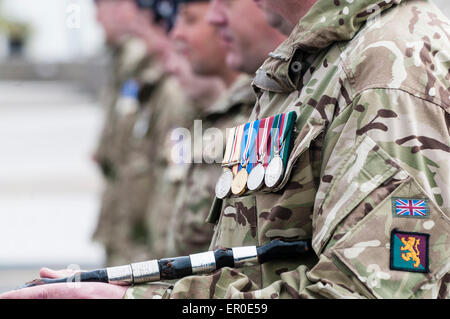 Carrickfergus, Nordirland. 23. Mai 2015. Soldaten auf der Parade tragen Medaillen Credit: Stephen Barnes/Alamy Live News Stockfoto