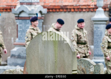 Carrickfergus, Nordirland. 23. Mai 2015. Soldaten gehen unter Grabsteine auf dem Friedhof Credit: Stephen Barnes/Alamy Live News Stockfoto