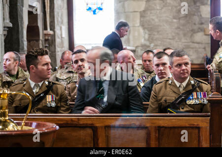 Carrickfergus, Nordirland. 23. Mai 2015. Soldaten sitzen auf Bänken in einer alten Kirche Credit: Stephen Barnes/Alamy Live News Stockfoto