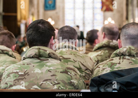 Carrickfergus, Nordirland. 23. Mai 2015. Soldaten sitzen auf Bänken in einer alten Kirche Credit: Stephen Barnes/Alamy Live News Stockfoto