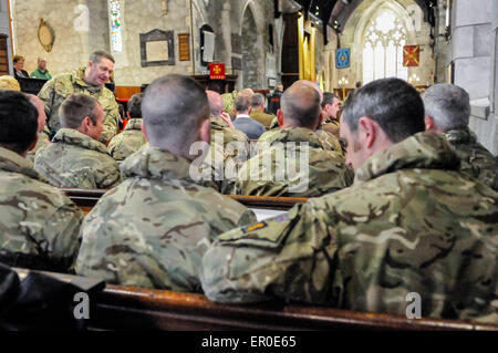 Carrickfergus, Nordirland. 23. Mai 2015. Soldaten sitzen auf Bänken in einer alten Kirche Credit: Stephen Barnes/Alamy Live News Stockfoto