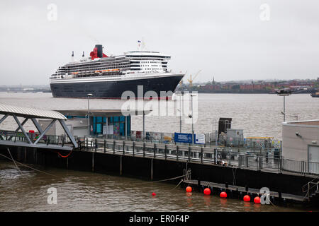 Liverpool, Merseyside, Großbritannien, 24. Mai 2015. Cunard Queen Mary Ankunft in der Morgendämmerung am Princes Dock Kreuzfahrt Terminal. Das Flaggschiff ist der erste der drei Luxusliner in Liverpool vor Feiern dieser Montag, von denen erwartet wird, dass sie bis zu einer Million Zuschauer anzuziehen zu gelangen. Sie wird von ihren zwei Schwesterschiffe Queen Victoria und Queen Elizabeth in den folgenden 24 Stunden für ein Segel Vergangenheit der Stadt eigenen drei Königinnen, die Cunard 175. Geburtstag zu markieren. Stockfoto