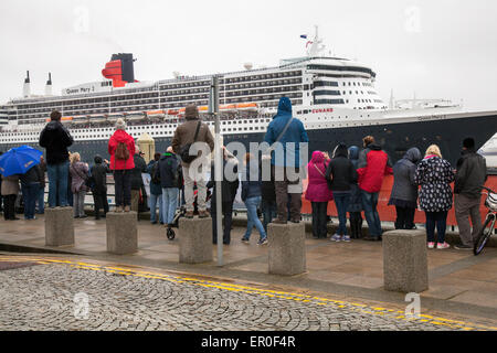 Liverpool, Merseyside, England 24. Mai 2015.  Cunard Queen Mary Ankunft im Morgengrauen am Princes Dock. Das Flaggschiff ist das erste das Unternehmen drei Luxusliner an Liverpool vor diesem Montag feiern kommen, die bis zu 1 Million Zuschauer anziehen sollen. Trat mit ihren beiden Schwesterschiffe Queen Victoria und Queen Elizabeth in den folgenden 24 Stunden für ein Segel vorbei an der Stadt drei Königinnen anlässlich Cunards 175. Birthda Credit: Mar Photographics/Alamy Live News Stockfoto