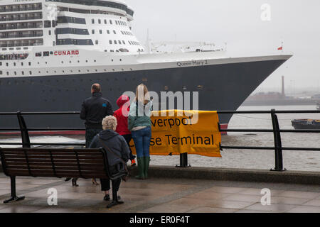 Liverpool, Merseyside, Großbritannien, 24. Mai 2015. Cunard Queen Mary kommt in der Morgendämmerung am Princes Dock Kreuzfahrt Terminal. Das Flaggschiff ist der erste der drei Luxusliner in Liverpool vor Feiern dieser Montag, von denen erwartet wird, dass sie bis zu einer Million Zuschauer anzuziehen zu gelangen. Sie wird von ihren zwei Schwesterschiffe Queen Victoria und Queen Elizabeth in den folgenden 24 Stunden für ein Segel Vergangenheit der Stadt eigenen drei Königinnen, die Cunard 175. Geburtstag zu markieren Stockfoto