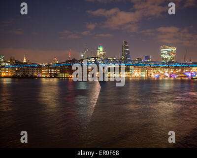 Lichter der Stadt London an der Themse Stockfoto