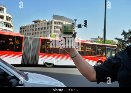 Geldwechsler hält Pack Iranischer Rial, Teheran, Iran. Stockfoto