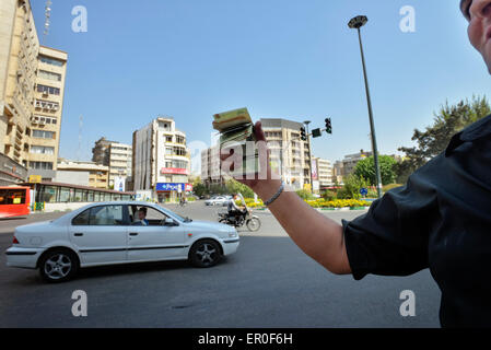 Geldwechsler hält Pack Iranischer Rial, Teheran, Iran. Stockfoto