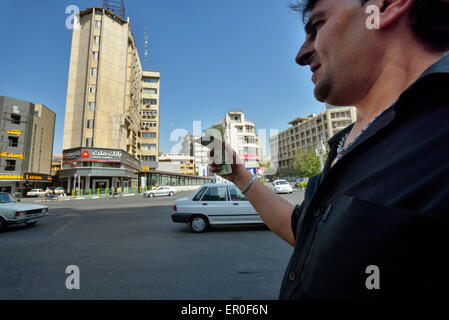 Geldwechsler hält Pack Iranischer Rial, Teheran, Iran. Stockfoto