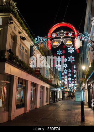 Carnaby Street 2014 Weihnachtsschmuck leuchtet in der Nacht in die leere Straße Stockfoto