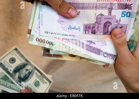 Iranischer Rial und US-Dollar, Teheran, Iran. Stockfoto