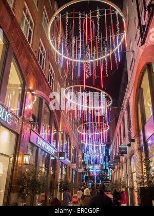 Bunte Lichter Dekorationen in Street in London für Weihnachten Stockfoto