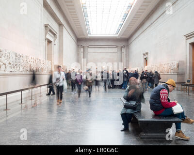 Besucher-Bewegung im griechischen Platten Room des British Museum Stockfoto