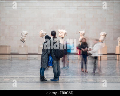 Besucher bei den griechischen Raum des British Museum Stockfoto