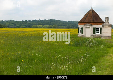 Lutyens Fairhaven Kiosk und Stein Pier Denkmal mit einer Geschichte von Runnymede darauf eingeschrieben. Runnymede, Surrey. VEREINIGTES KÖNIGREICH. Stockfoto