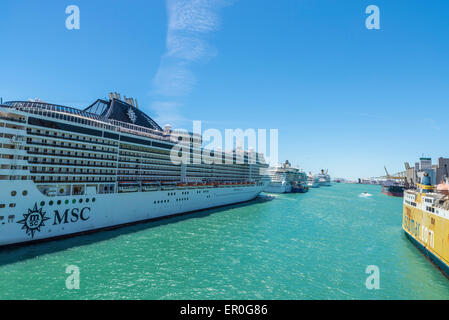 Einige Kreuzfahrtschiffe angedockt an das Kreuzfahrtterminal in Barcelona, Katalonien, Spanien Stockfoto