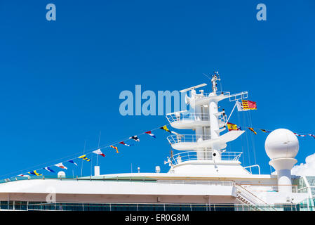 Radar, Sicherheit, Navigationsgeräte und Flaggen der Länder auf der ganzen Welt auf Passagierschiff Stockfoto