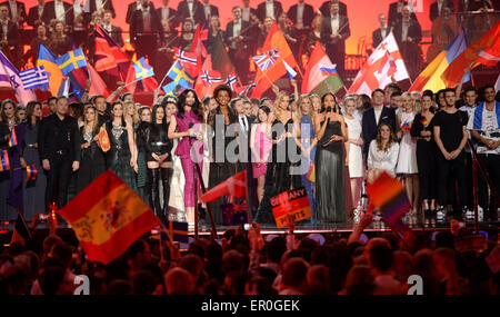 Österreichische Sängerin und Eurovision 2014 Gewinner Conchita Wurst (C, L-R) und ESC Gastgeber Arabella Kiesbauer, Mirjam Weichselbraun und Alice Tumler während der Eröffnung des Grand Final der 60. Eurovision Song Contest 2015 in Wien, Österreich, 23. Mai 2015 auf der Bühne gesehen. Teilnehmer aus 27 Ländern konkurrieren um die Trophäe des Eurovision Song Contest. Foto: Julian Stratenschulte/dpa Stockfoto