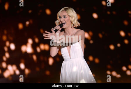 Wien, Österreich. 23. Mai 2015. Sängerin Polina Gagarina vertreten Russland führt während der Eröffnung des Grand Final der 60. Eurovision Song Contest 2015 in Wien, Österreich, 23. Mai 2015. Teilnehmer aus 27 Ländern konkurrieren um die Trophäe des Eurovision Song Contest. Foto: Julian Stratenschulte/Dpa/Alamy Live News Stockfoto