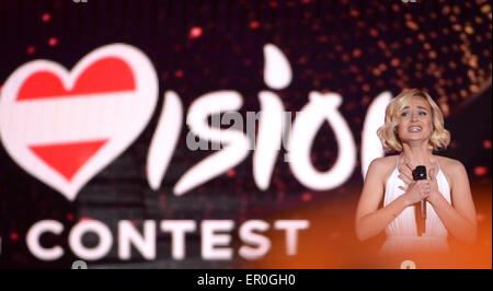 Wien, Österreich. 23. Mai 2015. Dpatopbilder Sängerin Polina Gagarina vertreten Russland während des großen Finales von der 60. Eurovision Song Contest 2015 in Wien, Österreich, 23. Mai 2015. Teilnehmer aus 27 Ländern konkurrieren um die Trophäe des Eurovision Song Contest. Foto: Julian Stratenschulte/Dpa/Alamy Live News Stockfoto