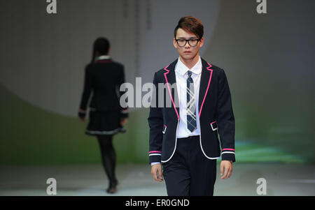 Yiyang, Chinas Hunan Provinz. 23. Mai 2015. Ein Modell zeigt eine Schöpfung in einen Design-Wettbewerb von Schuluniformen an Hunan-Kunst und Kunsthandwerk-Berufskolleg in Yiyang, Zentral-China Provinz Hunan, 23. Mai 2015. © Li Ga/Xinhua/Alamy Live-Nachrichten Stockfoto