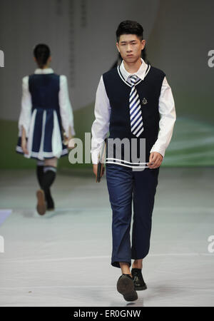 Yiyang, Chinas Hunan Provinz. 23. Mai 2015. Ein Modell zeigt eine Schöpfung in einen Design-Wettbewerb von Schuluniformen an Hunan-Kunst und Kunsthandwerk-Berufskolleg in Yiyang, Zentral-China Provinz Hunan, 23. Mai 2015. © Li Ga/Xinhua/Alamy Live-Nachrichten Stockfoto