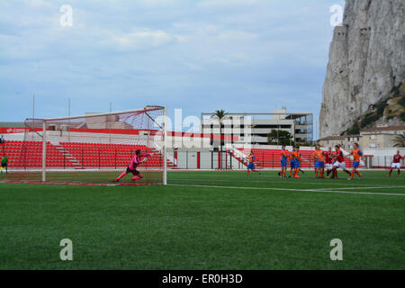 Gibraltar. 24. Mai 2015. Linocln rot Imps wurden gekrönt Fußball Champions League in Gibraltar nach dem Gewinn ihrer Finale 9: 0 gegen die Löwen. Lincoln rot Imps werden diesen Sommer zum zweiten Mal nach der erfolgreichen Verteidigung ihren Titel in der Champions-League-Qualifikation spielen. Nächste Woche werden sie in der Rock-Cup-Finale gegen Lynx spielen. Bildnachweis: Stephen Ignacio/Alamy Live-Nachrichten Stockfoto