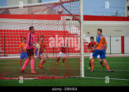 Gibraltar. 24. Mai 2015. Linocln rot Imps wurden gekrönt Fußball Champions League in Gibraltar nach dem Gewinn ihrer Finale 9: 0 gegen die Löwen. Lincoln rot Imps werden diesen Sommer zum zweiten Mal nach der erfolgreichen Verteidigung ihren Titel in der Champions-League-Qualifikation spielen. Nächste Woche werden sie in der Rock-Cup-Finale gegen Lynx spielen. Bildnachweis: Stephen Ignacio/Alamy Live-Nachrichten Stockfoto