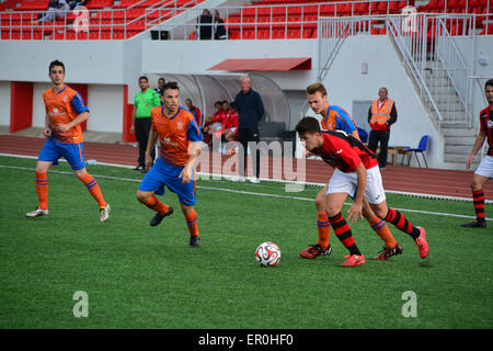 Gibraltar. 24. Mai 2015. Linocln rot Imps wurden gekrönt Fußball Champions League in Gibraltar nach dem Gewinn ihrer Finale 9: 0 gegen die Löwen. Lincoln rot Imps werden diesen Sommer zum zweiten Mal nach der erfolgreichen Verteidigung ihren Titel in der Champions-League-Qualifikation spielen. Nächste Woche werden sie in der Rock-Cup-Finale gegen Lynx spielen. Bildnachweis: Stephen Ignacio/Alamy Live-Nachrichten Stockfoto