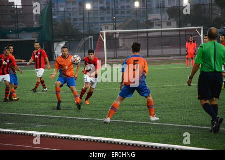 Gibraltar. 24. Mai 2015. Linocln rot Imps wurden gekrönt Fußball Champions League in Gibraltar nach dem Gewinn ihrer Finale 9: 0 gegen die Löwen. Lincoln rot Imps werden diesen Sommer zum zweiten Mal nach der erfolgreichen Verteidigung ihren Titel in der Champions-League-Qualifikation spielen. Nächste Woche werden sie in der Rock-Cup-Finale gegen Lynx spielen. Bildnachweis: Stephen Ignacio/Alamy Live-Nachrichten Stockfoto