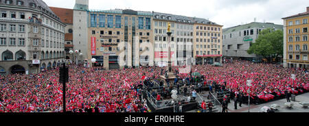 München, Deutschland. 24. Mai 2015. FC Bayern München Fans feiern ihre Mannschaft-Meisterschaft auf dem Marienplatz-Platz in München, Deutschland, 24. Mai 2015. Foto: SVEN HOPPE/Dpa/Alamy Live News Stockfoto