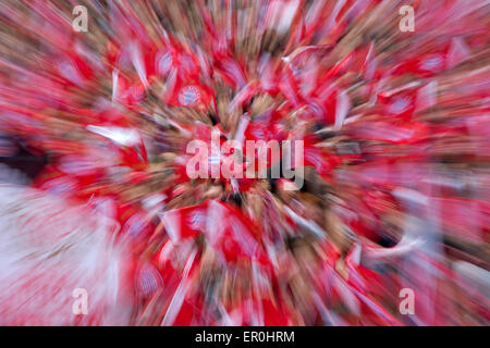 München, Deutschland. 24. Mai 2015. FC Bayern München Fans feiern ihre Mannschaft-Meisterschaft auf dem Marienplatz-Platz in München, Deutschland, 24. Mai 2015. Foto: SVEN HOPPE/Dpa/Alamy Live News Stockfoto