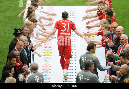 München, Deutschland. 23. Mai 2015. Münchens Bastian Schweinsteiger durchläuft eine Reihe von ehemaligen Bayern-Spieler und Kinder um die Meisterschaft-Zeremonie in der deutschen Bundesliga-match zwischen FC Bayern München und FSV Mainz 05 in der Allianz Arena in München, 23. Mai 2015. Foto: ANDREAS GEBERT/Dpa/Alamy Live-Nachrichten Stockfoto