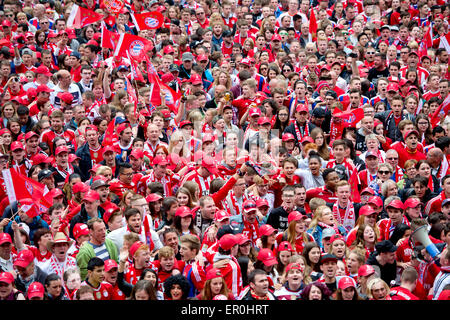 München, Deutschland. 24. Mai 2015. FC Bayern München Fans feiern ihre Mannschaft-Meisterschaft auf dem Marienplatz-Platz in München, Deutschland, 24. Mai 2015. Foto: SVEN HOPPE/Dpa/Alamy Live News Stockfoto