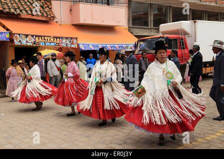 Tänzer in Tracht bei der Fiesta De La Virgen De La Candelaria in das Dorf von Copacabana, Titicacasee, Bolivien Stockfoto