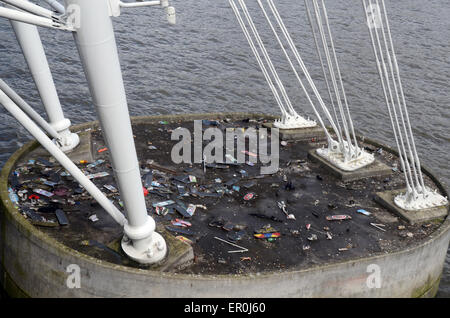 London, UK, 9. Mai 2014, Skateboard Friedhof von Skatern, die häufig gesucht Bank auf eine Ost-Seitenhalt Hungerford Bridge zwischen Charing Cross Station Royal Festival Hall.It ist spontane Denkmal aus Mord 24 jährigen Skateboarder Timothy Baxter 1999.Old gebrochen Skateboards Trainer über Brücke geworfen werden. Stockfoto