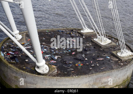 London, UK, 9. Mai 2014, Skateboard Friedhof von Skatern, die häufig gesucht Bank auf eine Ost-Seitenhalt Hungerford Bridge zwischen Charing Cross Station Royal Festival Hall.It ist spontane Denkmal aus Mord 24 jährigen Skateboarder Timothy Baxter 1999.Old gebrochen Skateboards Trainer über Brücke geworfen werden. Stockfoto