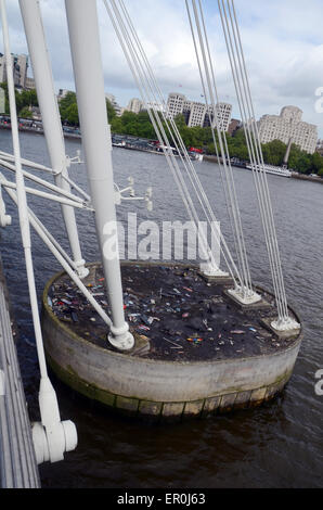 London, UK, 9. Mai 2014, Skateboard Friedhof von Skatern, die häufig gesucht Bank auf eine Ost-Seitenhalt Hungerford Bridge zwischen Charing Cross Station Royal Festival Hall.It ist spontane Denkmal aus Mord 24 jährigen Skateboarder Timothy Baxter 1999.Old gebrochen Skateboards Trainer über Brücke geworfen werden. Stockfoto