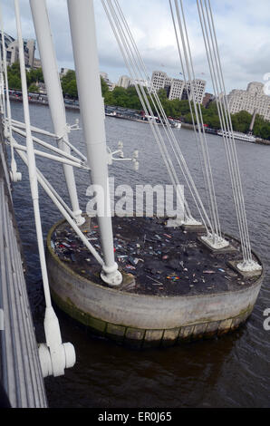 London, UK, 9. Mai 2014, Skateboard Friedhof von Skatern, die häufig gesucht Bank auf eine Ost-Seitenhalt Hungerford Bridge zwischen Charing Cross Station Royal Festival Hall.It ist spontane Denkmal aus Mord 24 jährigen Skateboarder Timothy Baxter 1999.Old gebrochen Skateboards Trainer über Brücke geworfen werden. Stockfoto