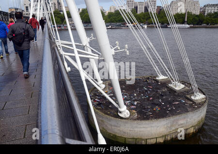 London, UK, 9. Mai 2014, Skateboard Friedhof von den Skatern, die häufig von der South Bank auf eine Ost Seite Unterstützung der Hungerford b Stockfoto